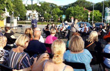 Hiszpańska orkiestra kameralna wystąpiła na placu Legionów w Wieluniu